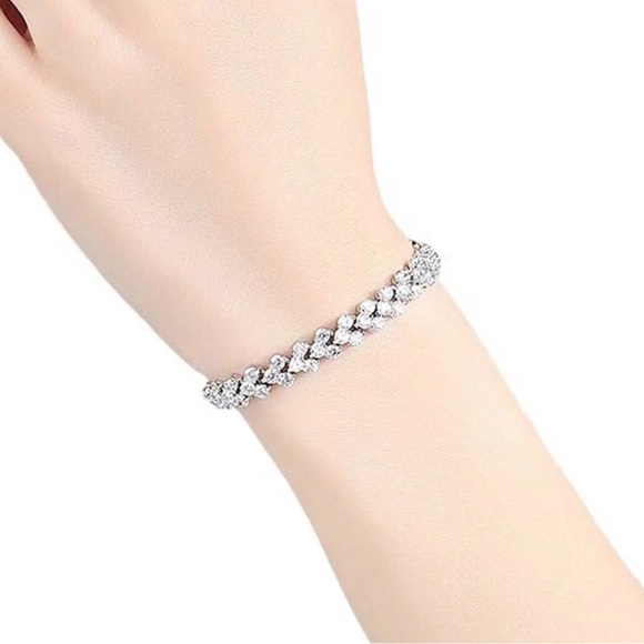 Silver Tone Crystal Heart Bracelet NIB - Picture 2 of 14